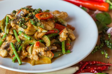 Balık baharatlı köri ile karıştırın