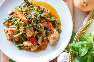 Balık baharatlı köri ile karıştırın