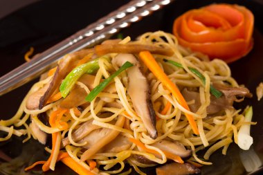 Kızarmış erişte ilave edin