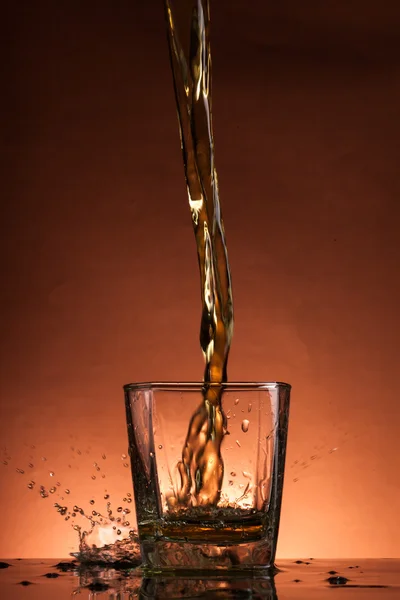 Egy pohár whiskey splash — Stock Fotó