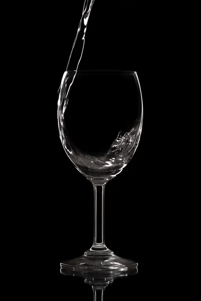 Wasser auf Glas gießen — Stockfoto