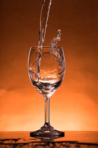 Víz fröccsenés egy pohárban — Stock Fotó