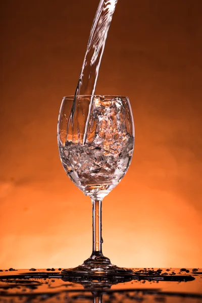 Νερό βουτιά σε ένα ποτήρι — Φωτογραφία Αρχείου