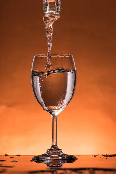 Νερό βουτιά σε ένα ποτήρι — Φωτογραφία Αρχείου