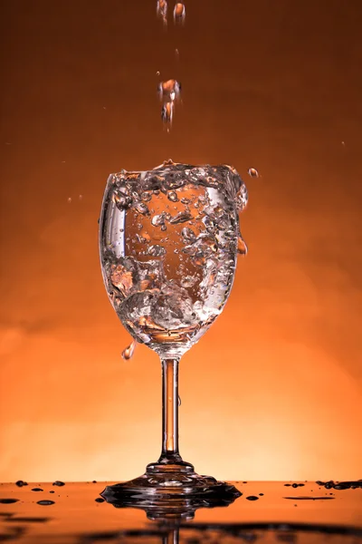 Spruzzi d'acqua in un bicchiere — Foto Stock