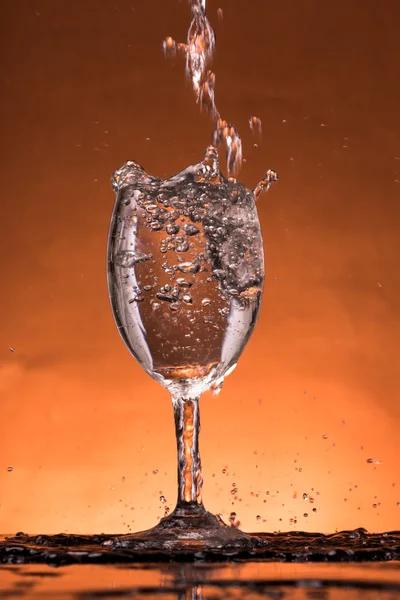 Water spat in een glas — Stockfoto