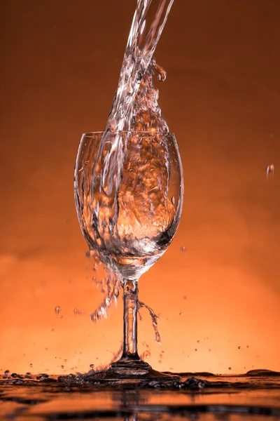 Spruzzi d'acqua in un bicchiere — Foto Stock