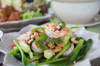 Kale baharatlı karides salatası