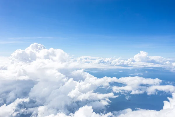 Blauwe lucht en wolken achtergrond — Stockfoto