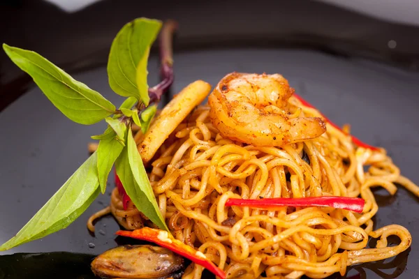 Stir fried noodles with prawn — Stock Photo, Image