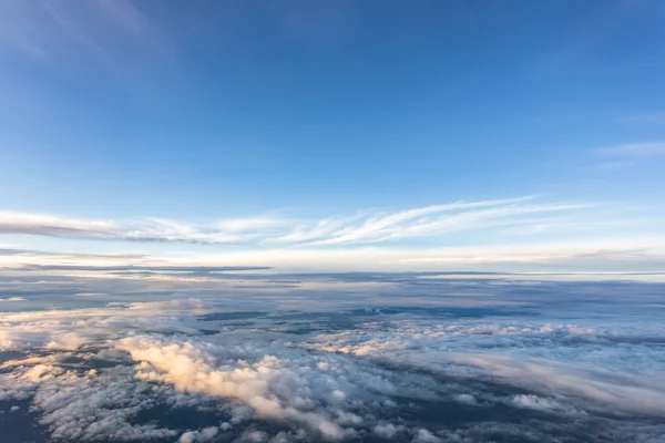 Blauwe lucht en wolken Stockfoto