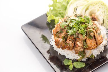 Baharatlı kızarmış domuz eti pilav ile 