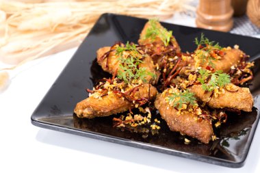 Kızarmış tavuk kanadı baharatlı 