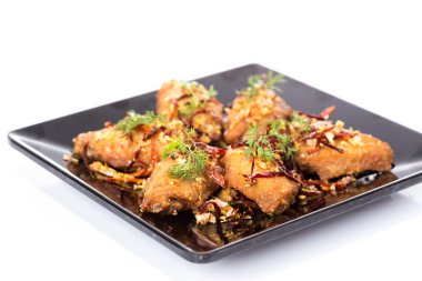 Kızarmış tavuk kanadı baharatlı 