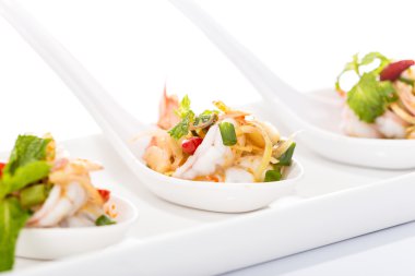 Limon otu ve nane ile baharatlı salata karides 