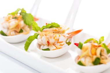 Limon otu ve nane ile baharatlı salata karides 