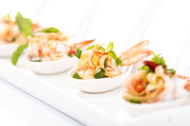 Limon otu ve nane ile baharatlı salata karides 