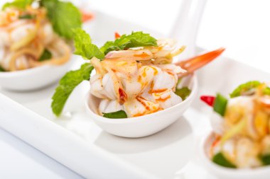 Limon otu ve nane ile baharatlı salata karides 