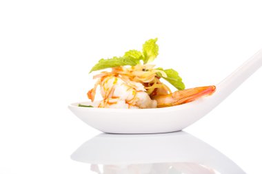 Limon otu ve nane ile baharatlı salata karides 