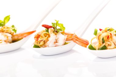Limon otu ve nane ile baharatlı salata karides 