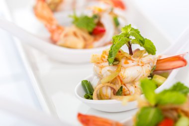 Limon otu ve nane ile baharatlı salata karides 