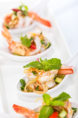 Limon otu ve nane ile baharatlı salata karides 