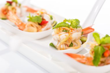 Limon otu ve nane ile baharatlı salata karides 