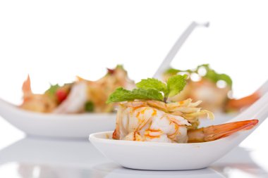 Limon otu ve nane ile baharatlı salata karides 