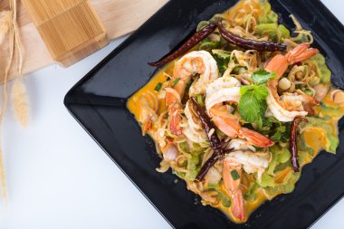 Limon otu ve nane ile baharatlı salata karides 