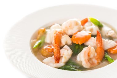 Fried noodle karides ve kalamar ve sebze ile 