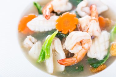 Fried noodle karides ve kalamar ve sebze ile 