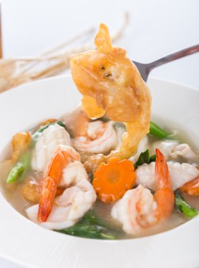 Fried noodle karides ve kalamar ve sebze ile 