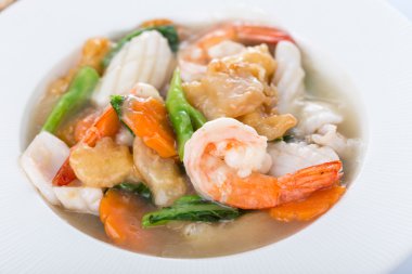 Fried noodle karides ve kalamar ve sebze ile 