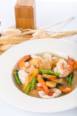 Fried noodle karides ve kalamar ve sebze ile 