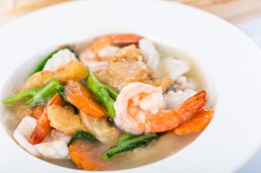 Fried noodle karides ve kalamar ve sebze ile 