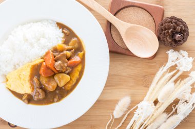 domuz eti ve omlet köri