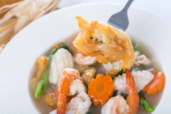 Fried noodle with shrimp and squid and vegetable — Stock Photo, Image
