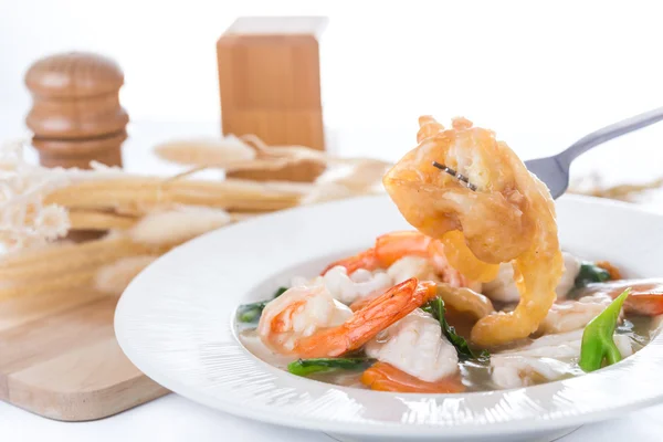 Fried noodle with shrimp and squid and vegetable — Stock Photo, Image