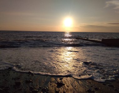 Deniz kenarında gün batımı