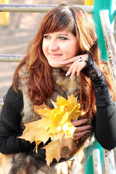 Bayan sonbahar yaprakları ile — Stok fotoğraf