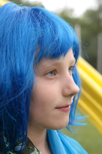 Blue haired lief meisje — Stockfoto