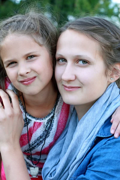 Hermanas. — Foto de Stock