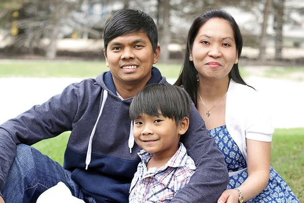 Outdoors portrait of the loving family — 图库照片