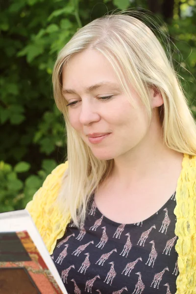 Reading lady — Stock Photo, Image