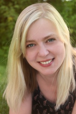 Gülümseyen kadın. Yaz.