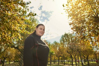 Aktif kıdemli kadın dışarıda sağlıklı egzersiz yapıyor. Koşuyorum.