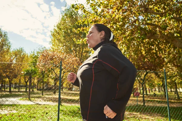 Active senior woman doing healthy exercises outdoors. Jogging — Stock Photo, Image