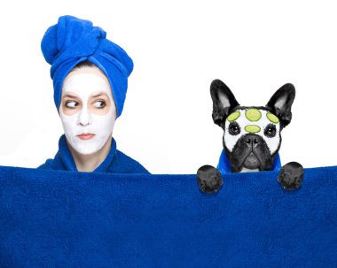 Sağlık Güzellik maskesi kız ve köpek 