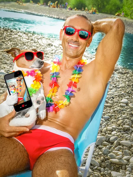 Cane e proprietario al selfie spiaggia — Foto Stock