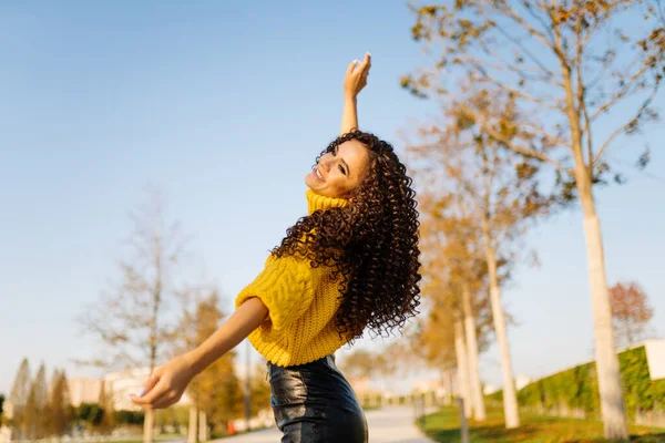 A menina jogou as mãos para cima, se alegra, celebra e dança no parque de outono — Fotografia de Stock